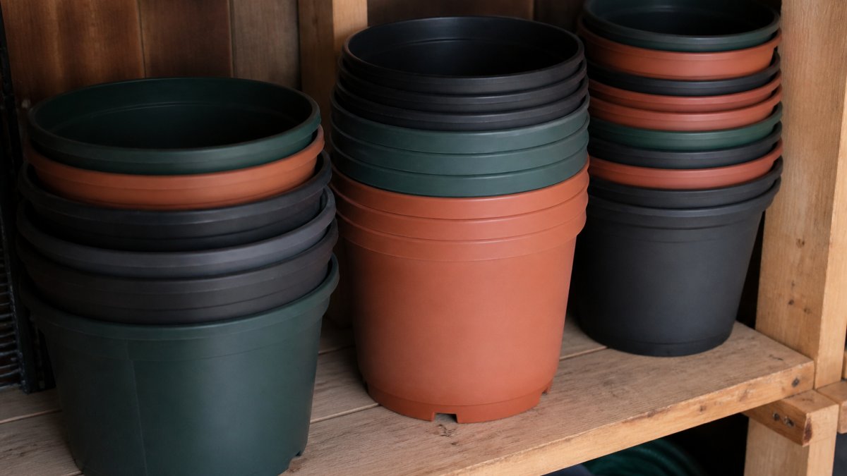 Diagram showing the process of nesting plastic pots by size to maximize storage space on a wooden shelf.