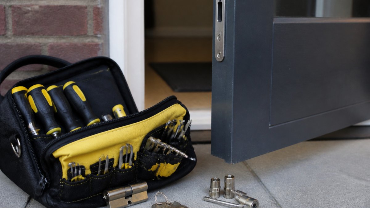 24/7 Emergency Locksmiths Near Crawley: Who to Call