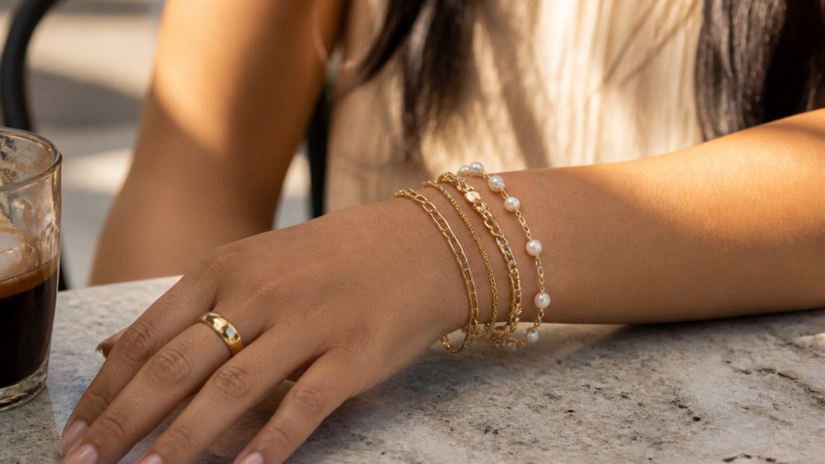 Infographic showing a 4-step checklist for evaluating the quality of trendy jewelry before purchasing online.