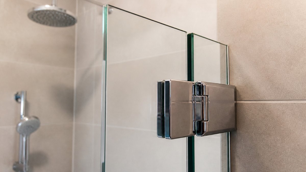 Diagram detailing hardware finish and glass edge thickness for frameless shower screens