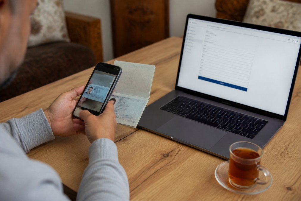 Schéma illustrant la numérisation d'un passeport via smartphone pour compléter son profil Nusuk en ligne.