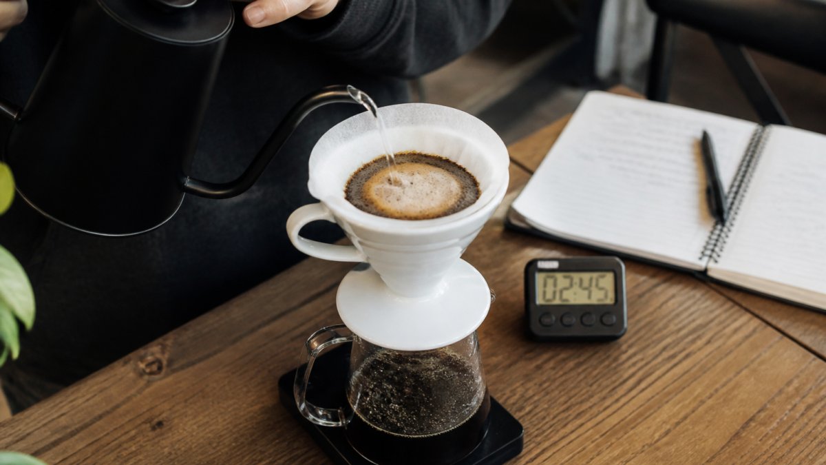 Step-by-step diagram showing how to track pour-over coffee extraction using a timer and brew notes.