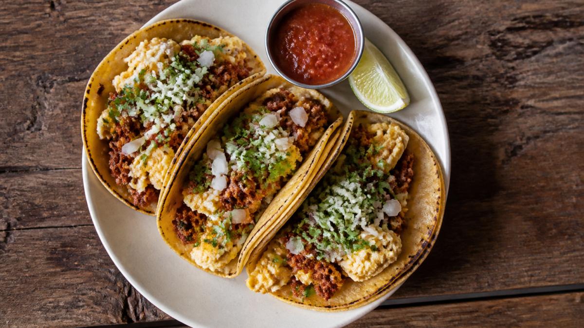 Infographic showing the 10-minute process to assemble a quick mexican breakfast of chorizo and egg tacos.