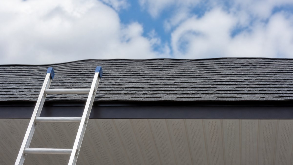 Diagram illustrating signs of poor roofing installation, showing wavy and misaligned shingles on a new roof.