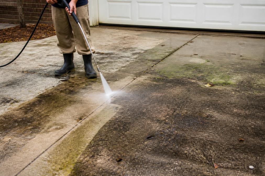 7 Signs Your Driveway Needs Professional Cleaning