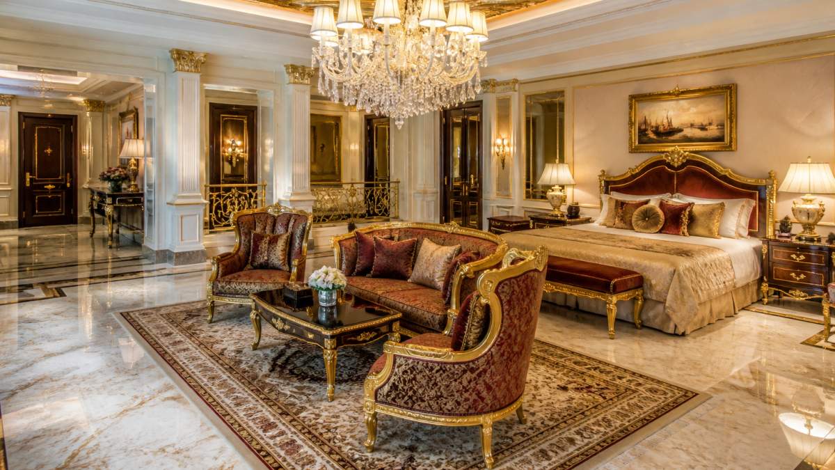 Elegantes Luxushotelzimmer mit exquisiter Einrichtung, Marmorboden, kristallklarem Kronleuchter und opulenten Möbeln im Barock-Stil, die die höchste Hotelqualität verkörpern