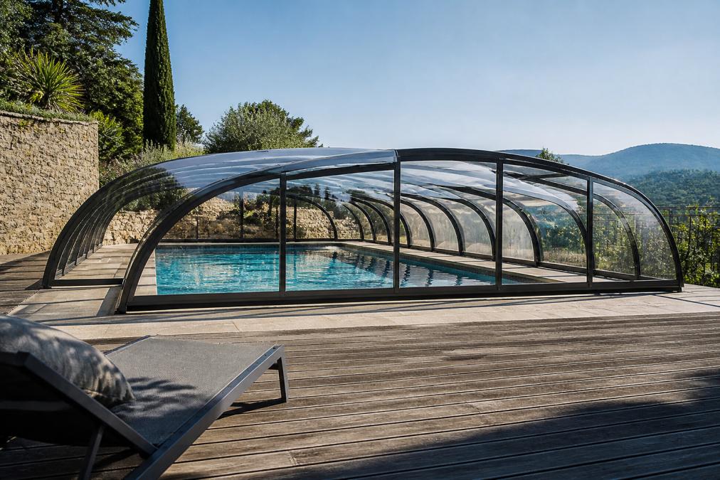 Abris de piscine haut de gamme : guide complet