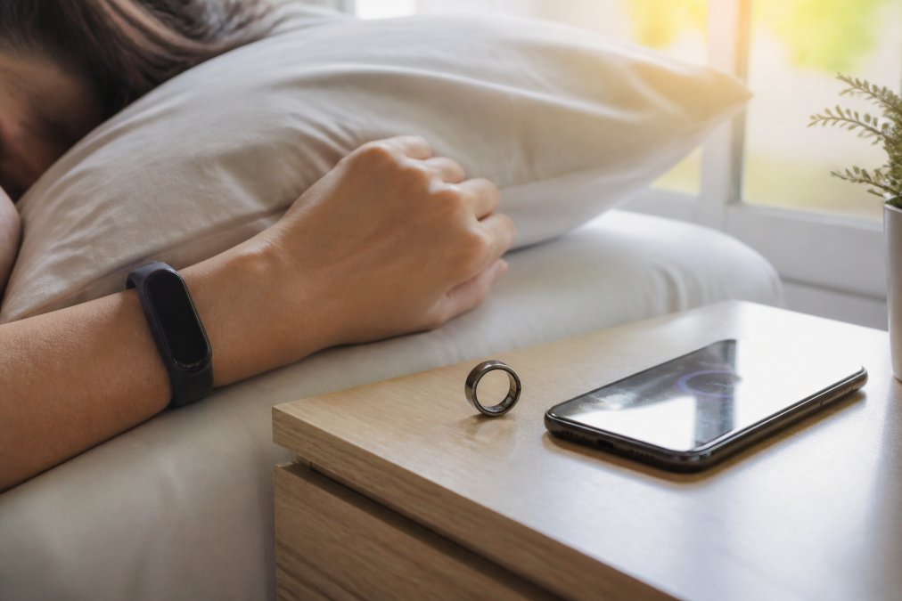 Comparison of wearable sleep trackers featuring a fitness band, smart ring, and mobile app data visualization