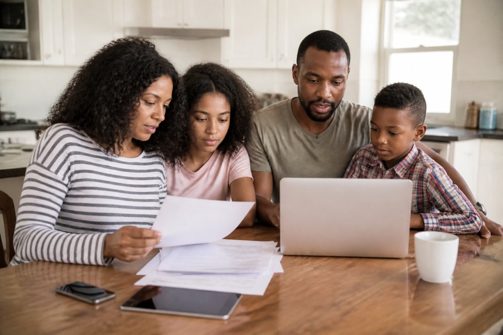 Infographic visualizing steps for choosing affordable identity theft protection for families while using digital devices