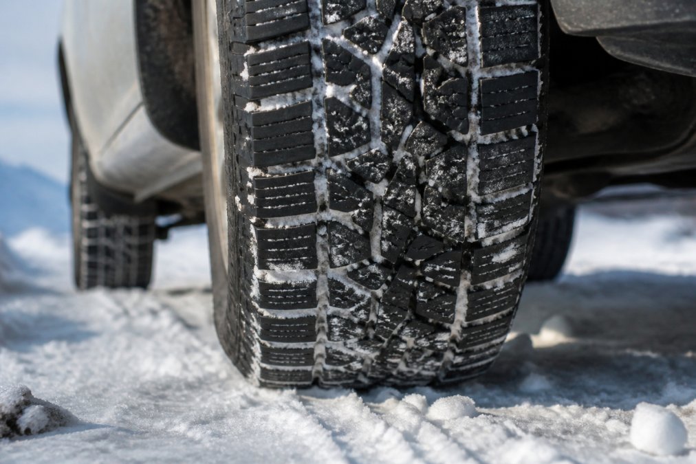 Diagram showing how siping and rubber compounds improve all-terrain tires winter grip in snow
