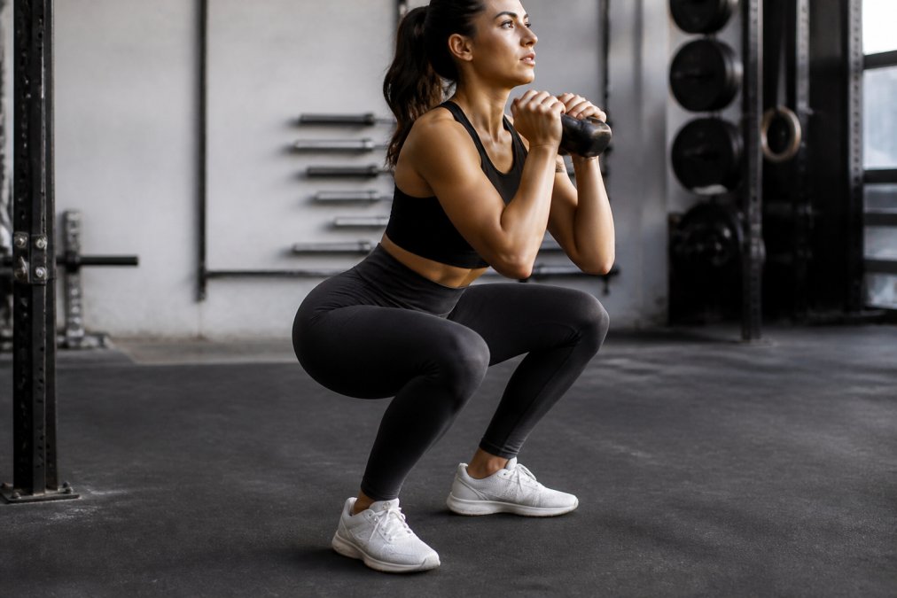 Infographic showing how high-performance fabric prevents gym leggings that rip during deep squats
