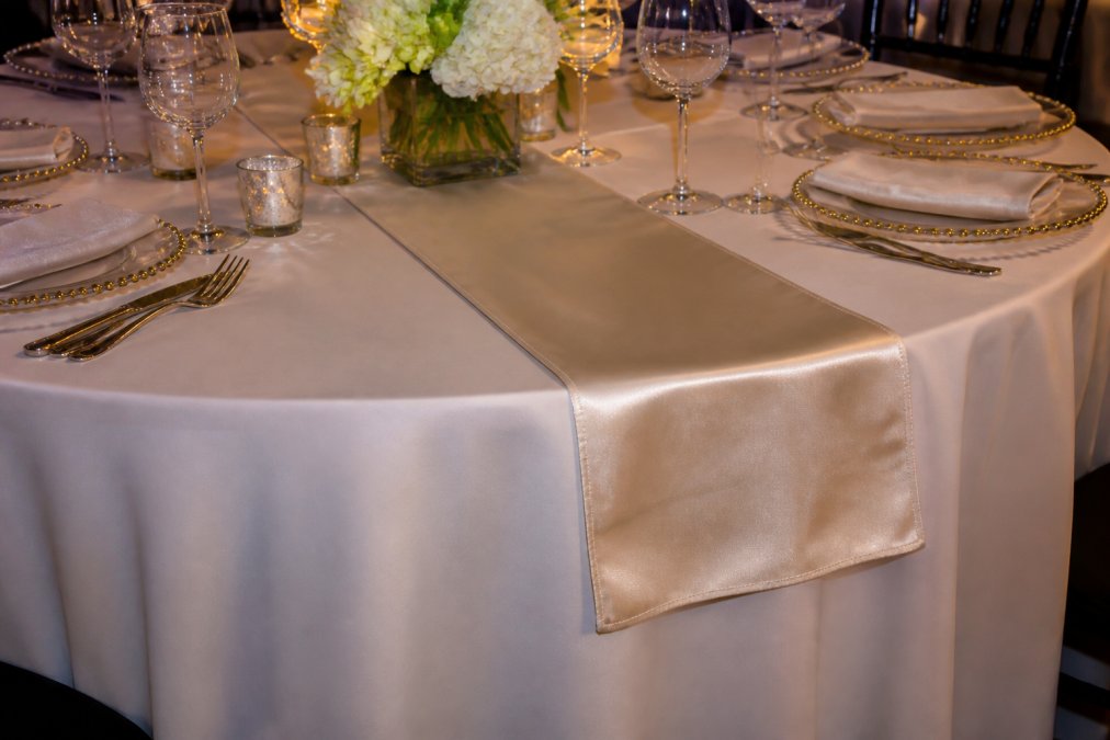 Infographic comparing fabric properties of polyester poplin and satin for formal banquet tablecloths