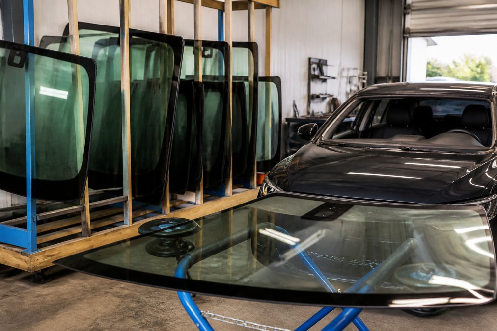 Alternatives to OEM Glass for Windshield Replacement