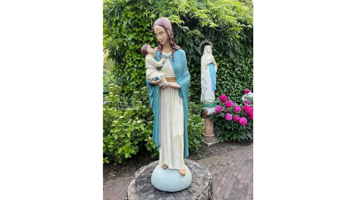 Antiek Mariabeeld met kindje Jezus – jaren ’20/’30 – groot gipsen beeld – gesigneerd – katholiek religieus erfstuk