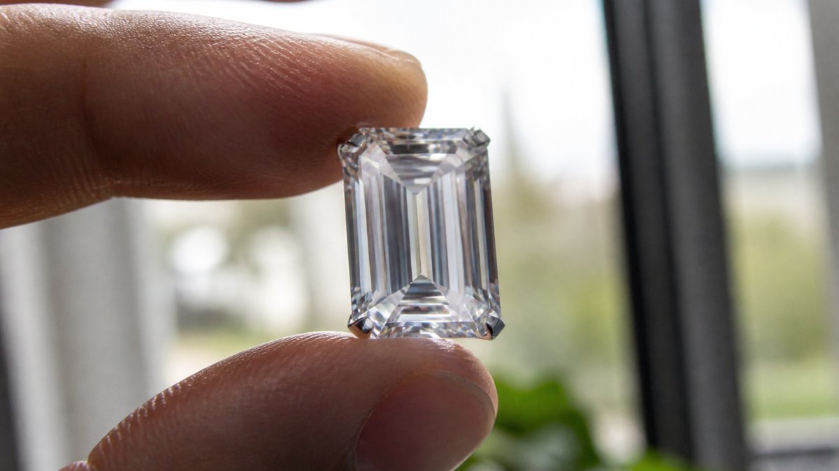Diagram showing the step-cut facet pattern and hall-of-mirrors effect in emerald cut diamonds