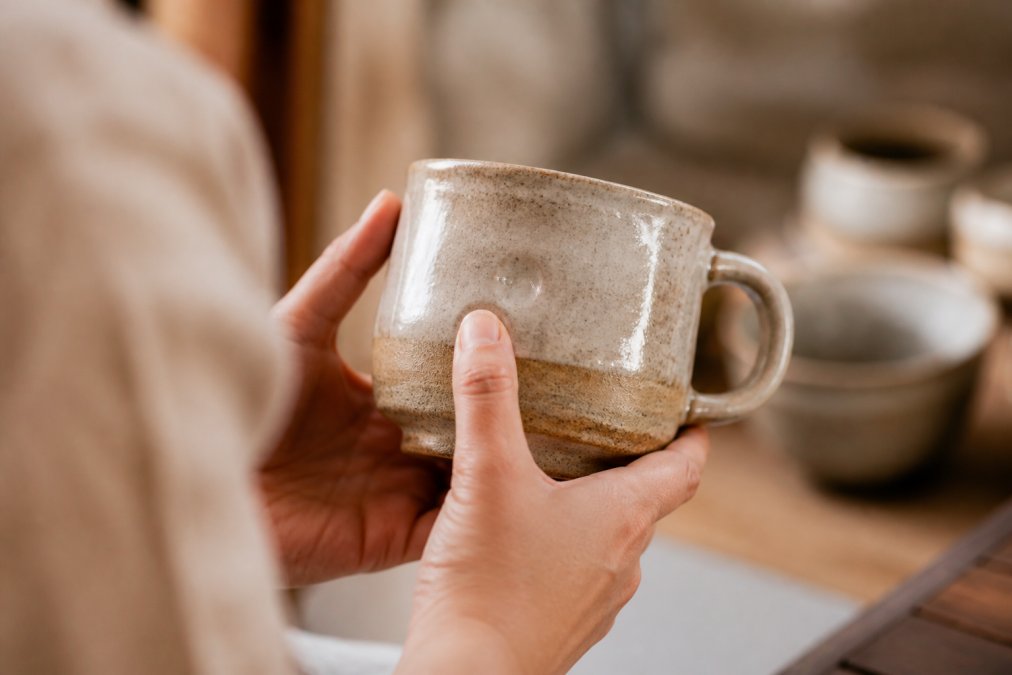 Diagram illustrating key indicators of quality craftsmanship in a handmade ceramic mug by highlighting texture and glaze.