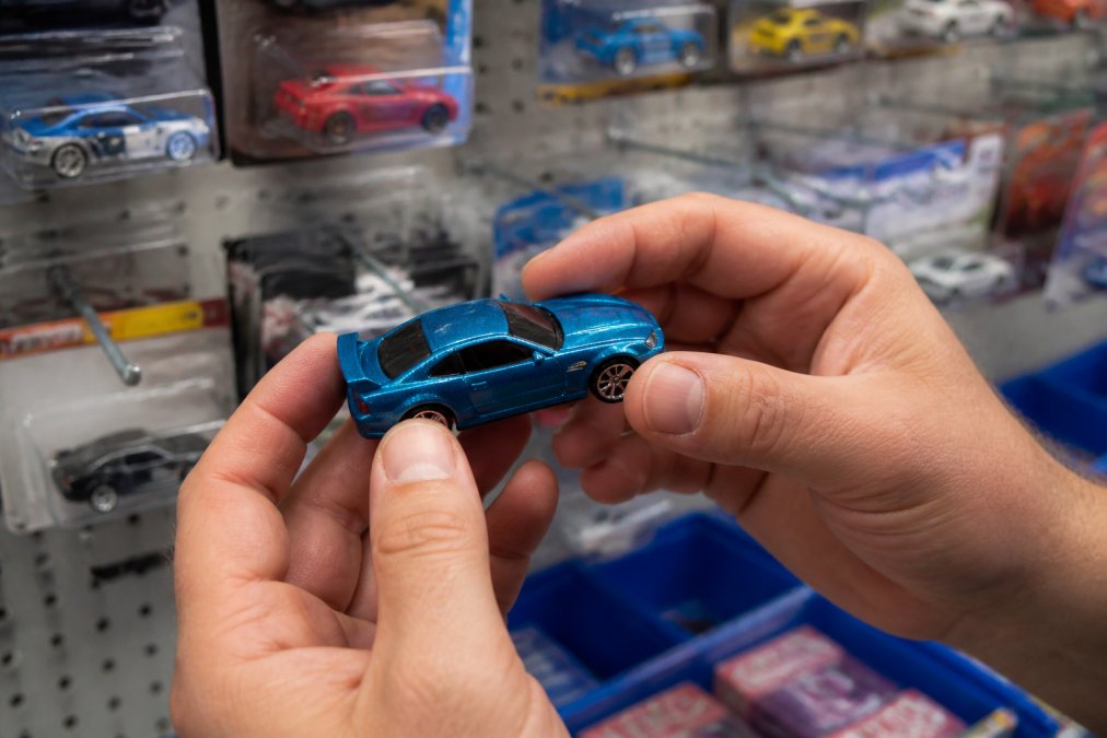 Step-by-step guide showing how to inspect diecast car features like paint finish and tires for collector value.