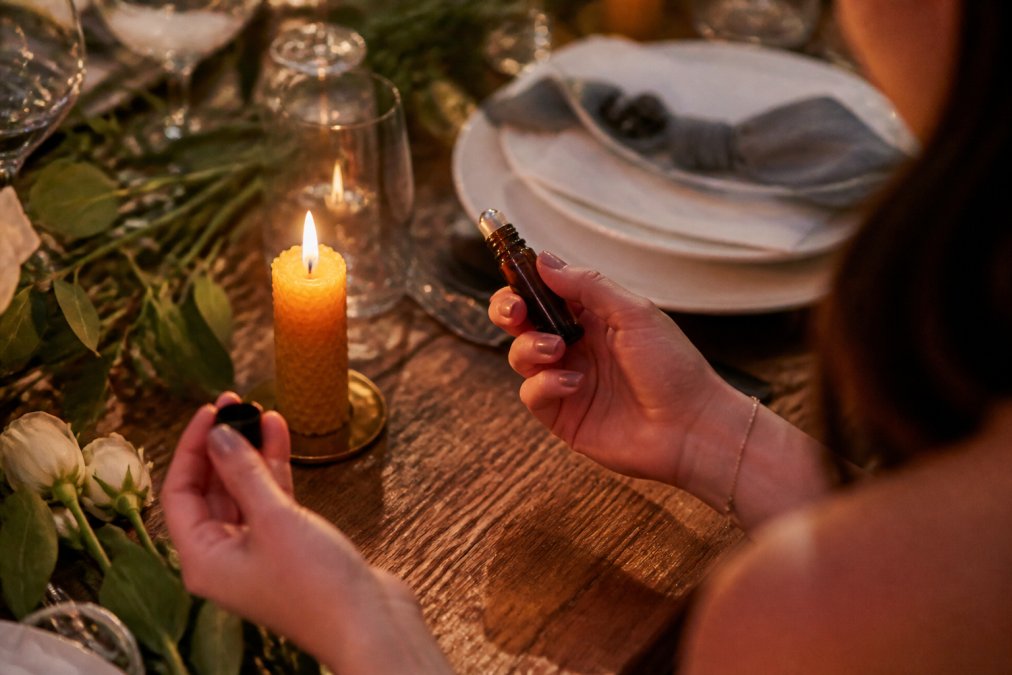 Infographic process for creating artisanal wedding favors using aromatherapy oils and beeswax candles