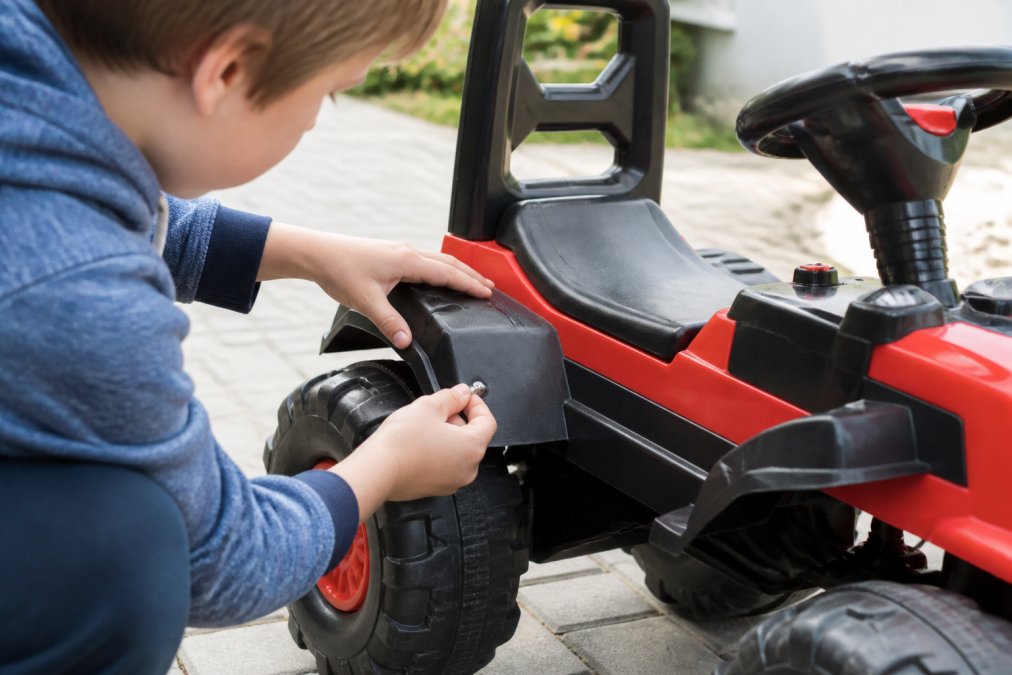 Infographic showing safety testing procedures for ride-on toy edges, fasteners, and small parts compliance.