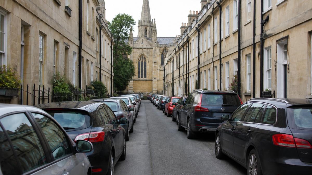 Diagram illustrating tight site constraints in narrow streets for avoiding scaffolding delays during delivery.