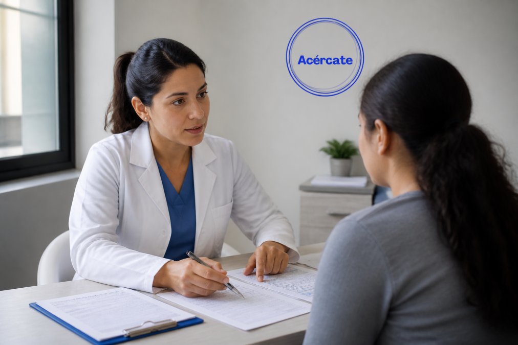 Profesional de la salud explicando instrucciones de preparación a un paciente en consulta médica, con documentos y formularios sobre el escritorio en ambiente clínico bien iluminado