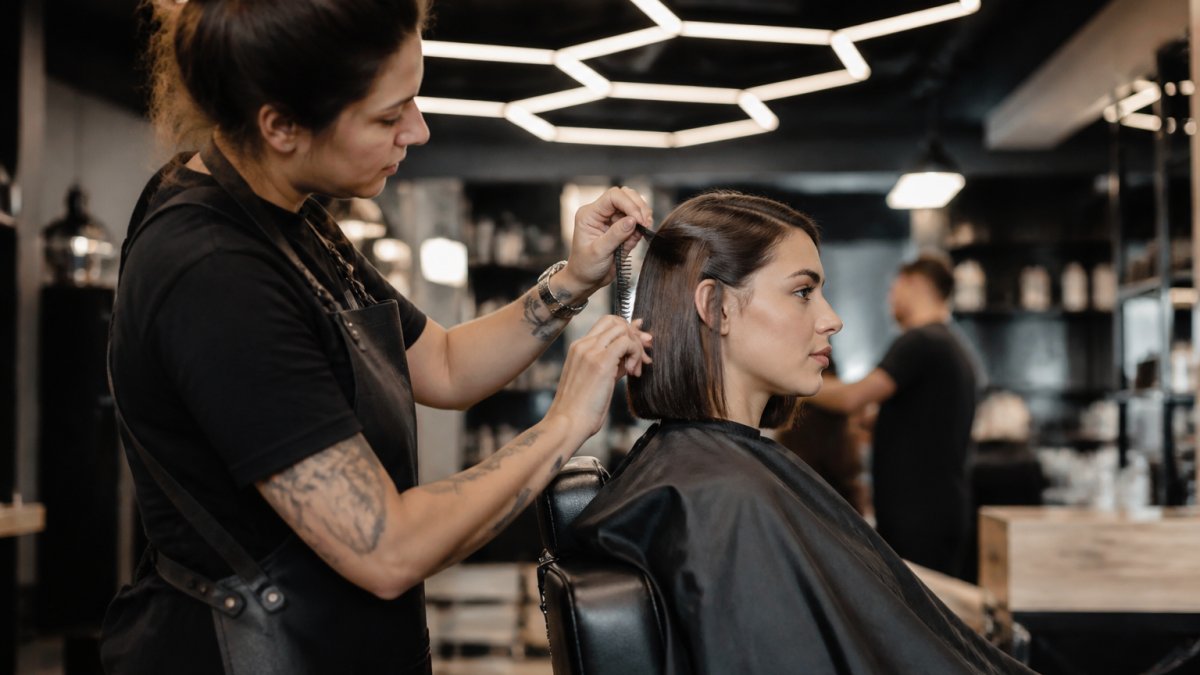Barbier pour coupes femme : est-ce un bon choix ?
