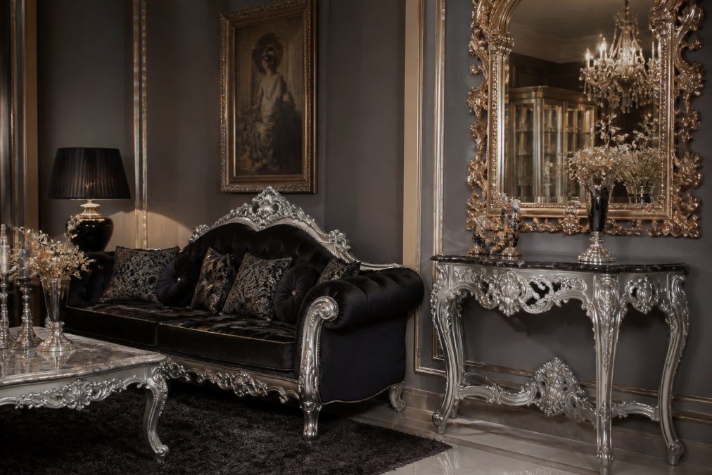 Elegantes Wohnzimmer mit opulentem schwarzem Barock Sofa mit silbernen Schnitzereien, goldgerahmtem Spiegel und Barock Konsole mit Marmorplatte in klassischer Luxusausstattung