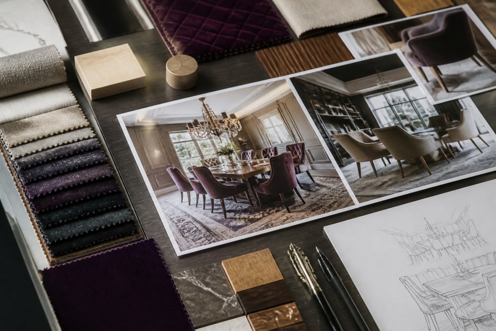 Modernes Esszimmer mit eleganten barocken Samtmöbeln neben zeitgenössischen Elementen, Kontrast zwischen klassischem Stuhl mit Chesterfield-Steppung und minimalistischem Holztisch unter modernem Kronleuchter