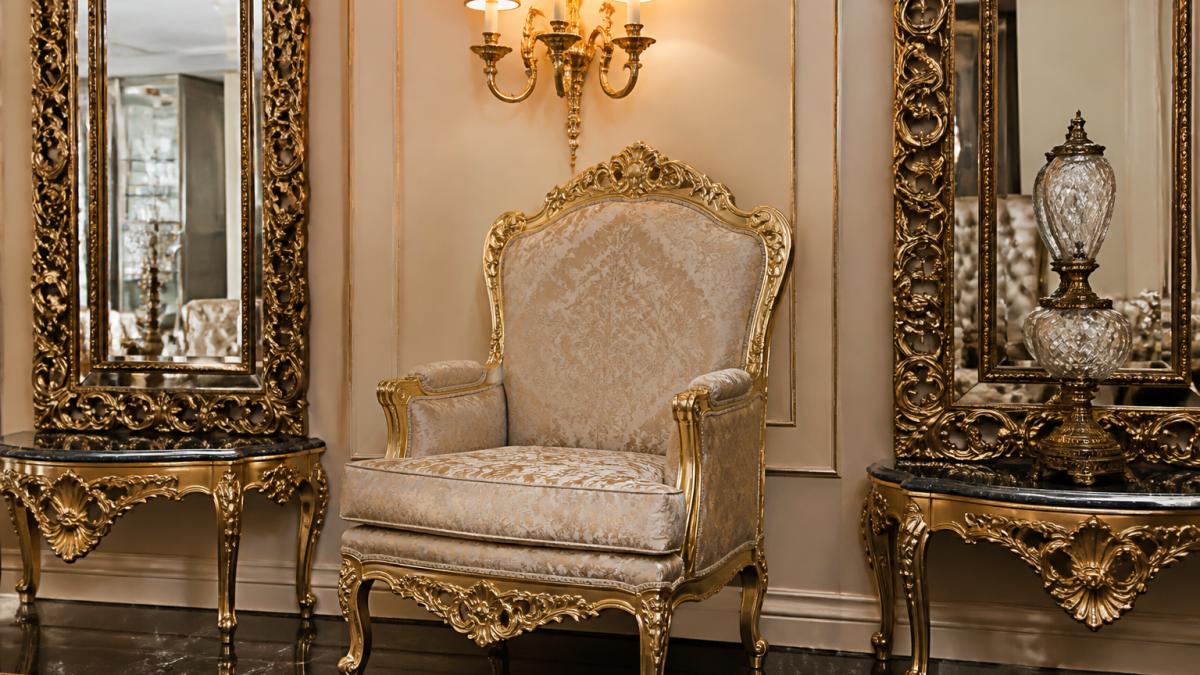 Eleganter Wohnraum mit handgefertigtem barockem Sessel aus Massivholz mit Goldvergoldung, flankiert von klassischen Spiegeln und Wandleuchten in luxuriösem Interieur