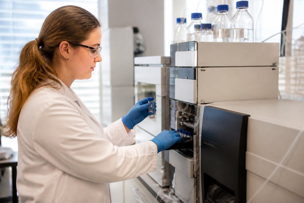 Laborant analyseert de peptide stabiliteit met HPLC-apparatuur in een modern laboratorium voor kwaliteitscontrole