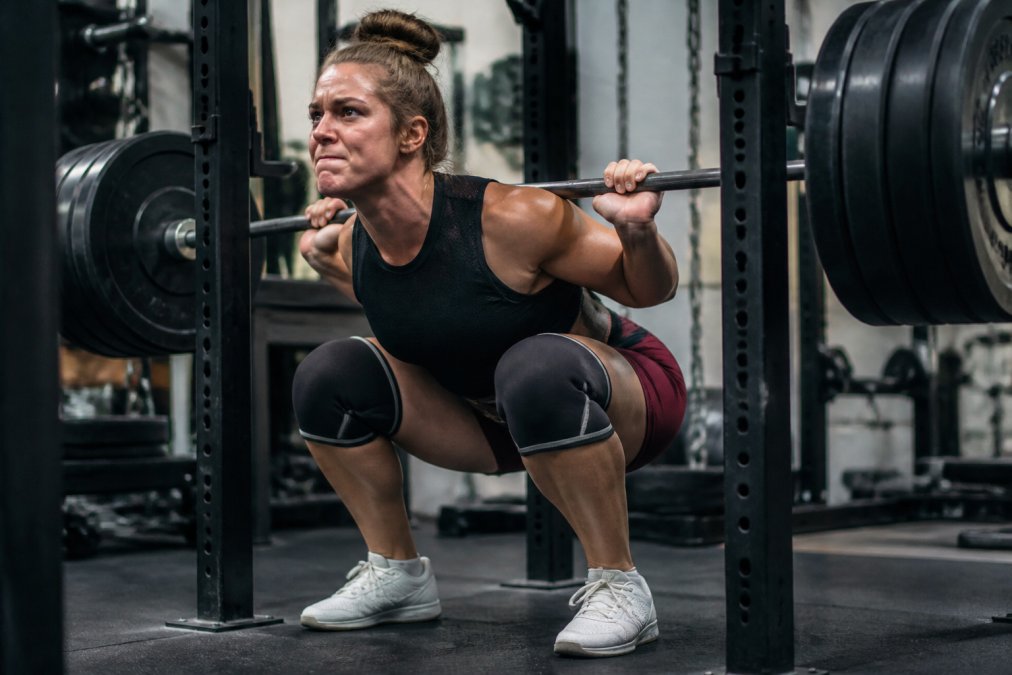Infographic illustrating how compression sleeves enhance blood flow and oxygen delivery during heavy squats