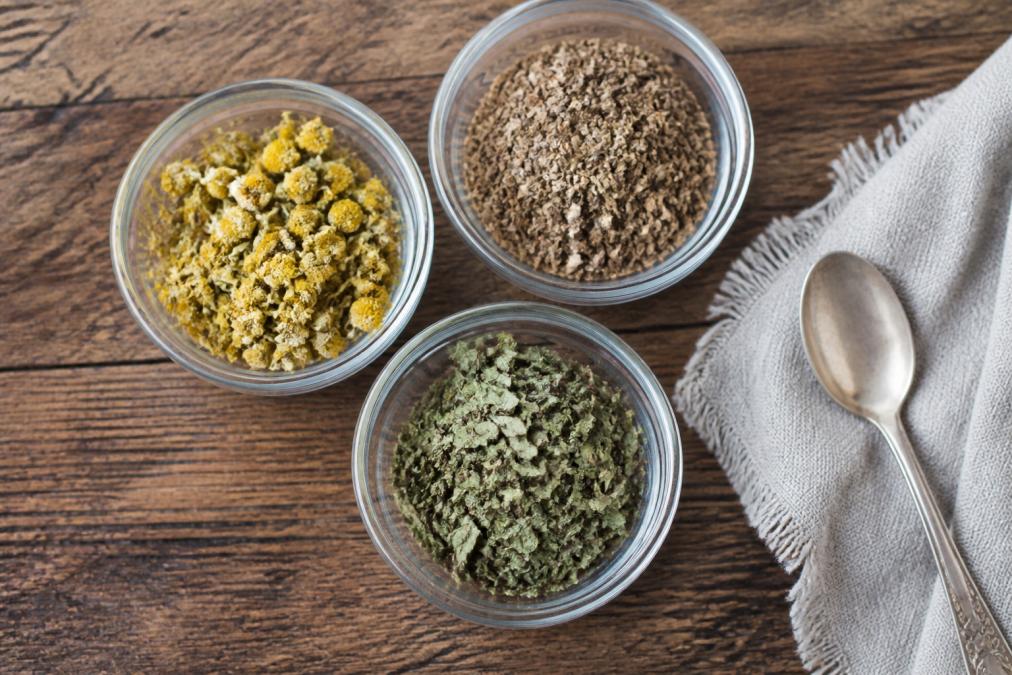 Infographic displaying organic herbal tea ingredients like chamomile, valerian root, and lemon balm for insomnia.