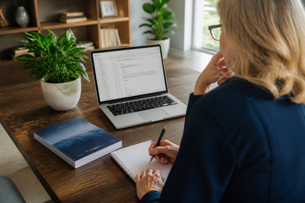 Process flow of a business coach turning a nonfiction book reader into a qualified client inquiry via email