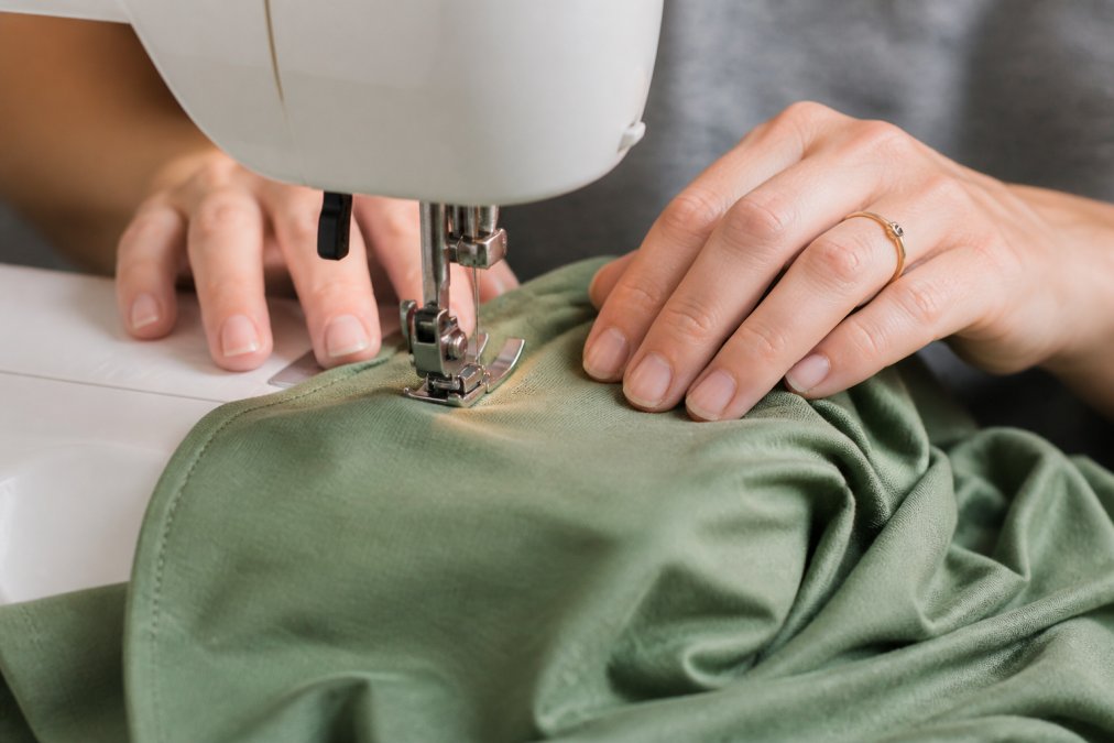 Step-by-step guide on sewing bamboo jersey with a walking foot to maximize the benefits of sewing with bamboo fabric.