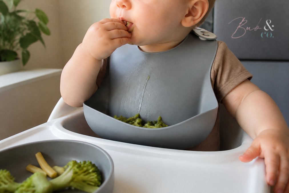 Infographic showing how the rigid pocket on silicone bibs effectively catches spilled food during mealtime.