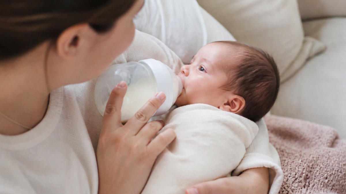 Diagram illustrating the paced feeding process for newborns with a bottle in a comfortable, natural position.