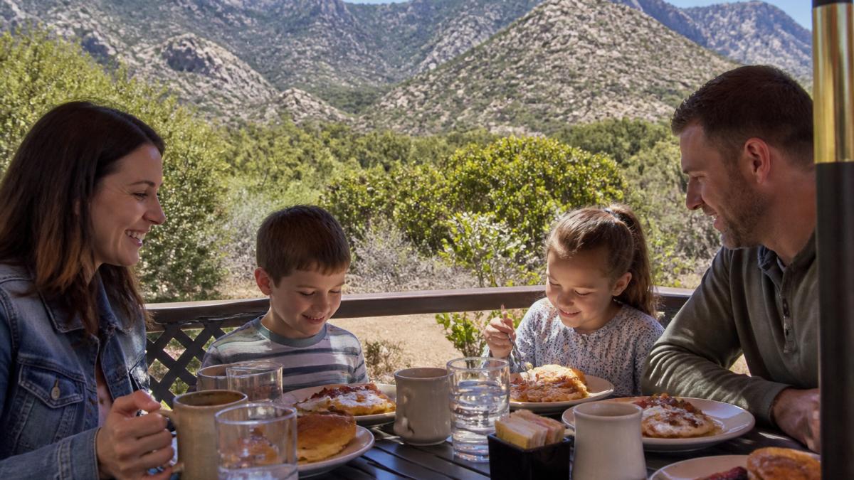 Infographic map showing top-rated breakfast restaurants located near the Sandia Peak Tramway foothills.