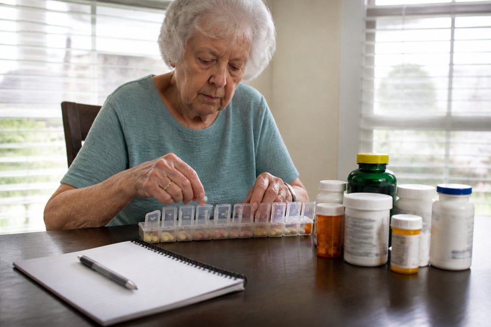 Step-by-step guide for organizing medications in emergency kits for seniors using pill organizers and logs