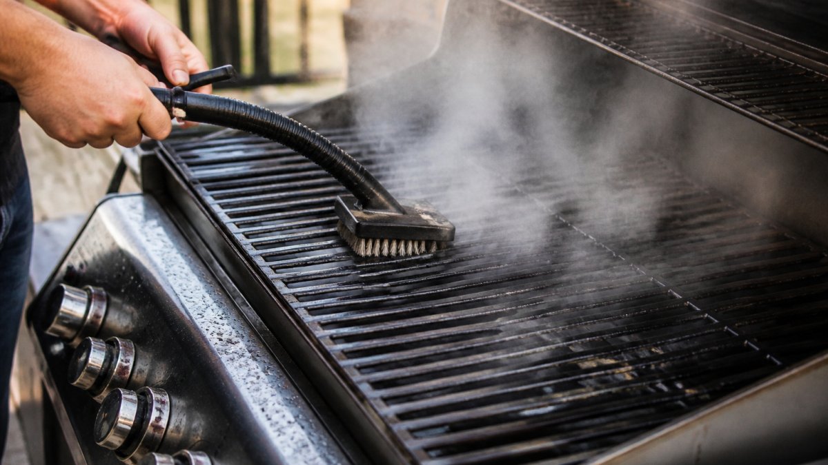 Step-by-step diagram showing how to steam clean grill grates between back-to-back cooking sessions