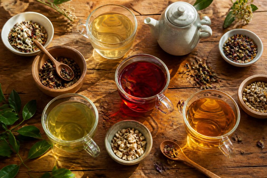 Comparison chart of the best herbal teas for sustained daily energy featuring colorful tea varieties on a table