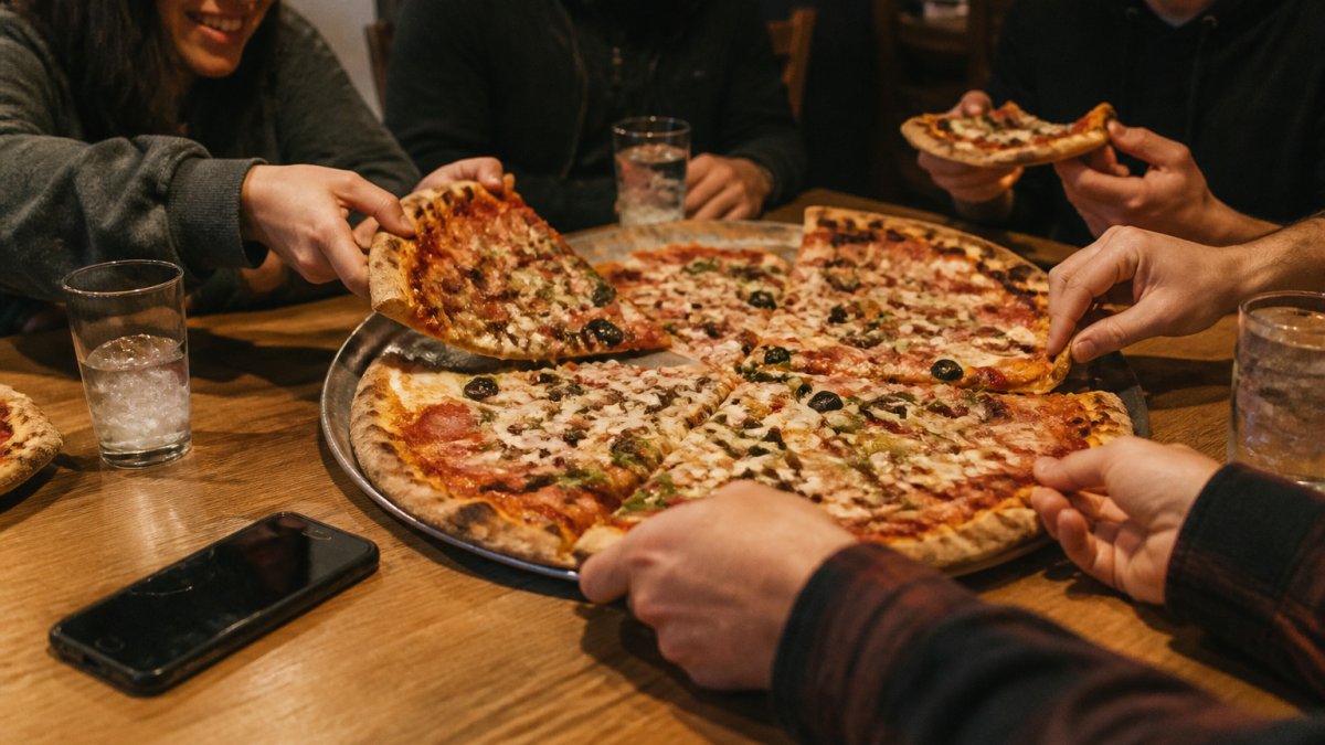 Infographic showing the step-by-step process of ordering late night food delivery for a group pizza meal.