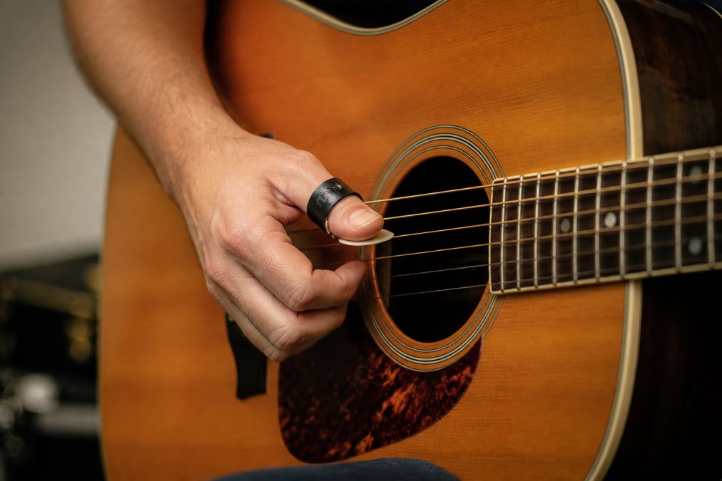 Thumb Pick Fitting Guide for Musicians: Sizing & Adjusting
