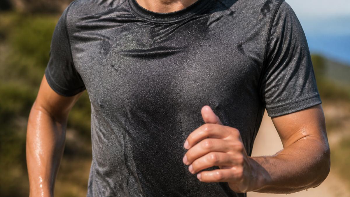 Diagram comparing moisture-wicking and odour-resistant fabrics running during intense endurance exercise