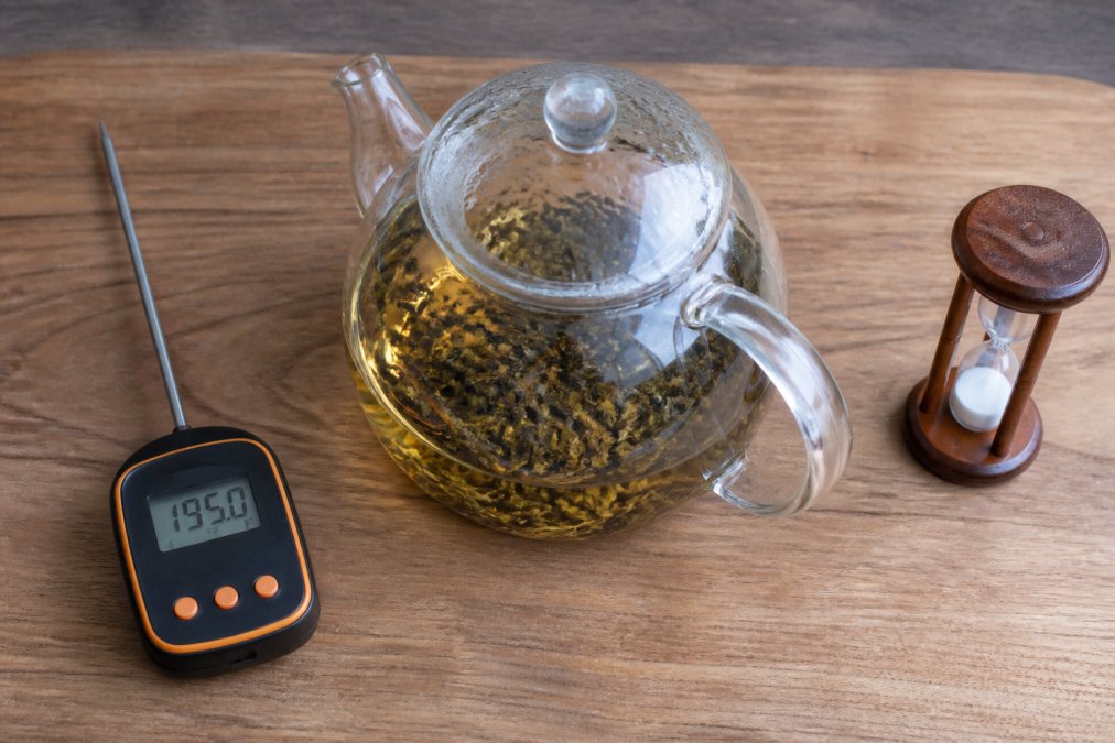 Diagram showing the ideal temperature and steeping time for brewing loose leaf tea in a glass teapot