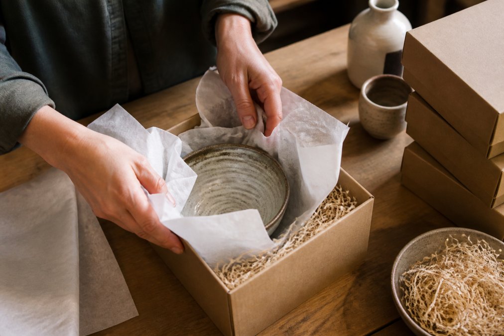 Professional illustration showing pair and hands and carefully concepts for artisanal gifts