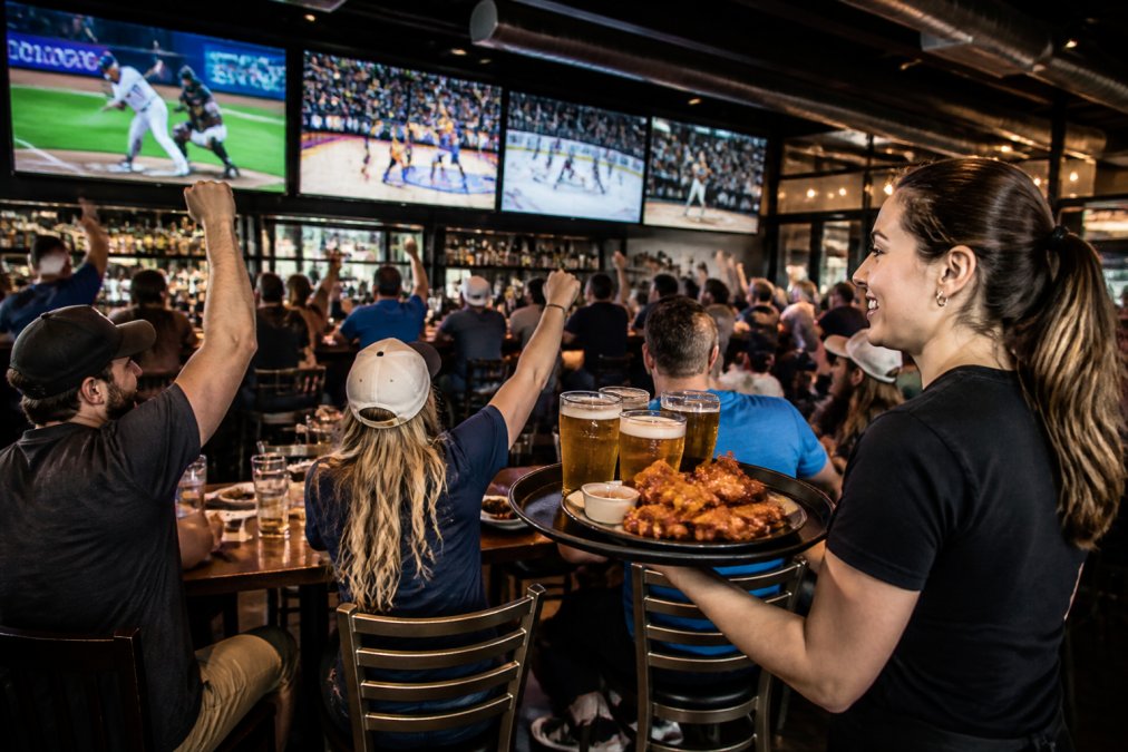 Infographic comparing the best atmosphere and amenities to watch sports at top-rated Omaha bars