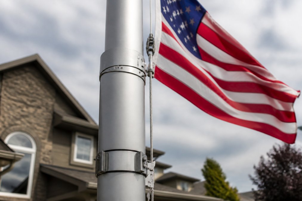 Diagram showing heavy-duty aluminum construction in flagpoles for wind, highlighting wall thickness and finish.