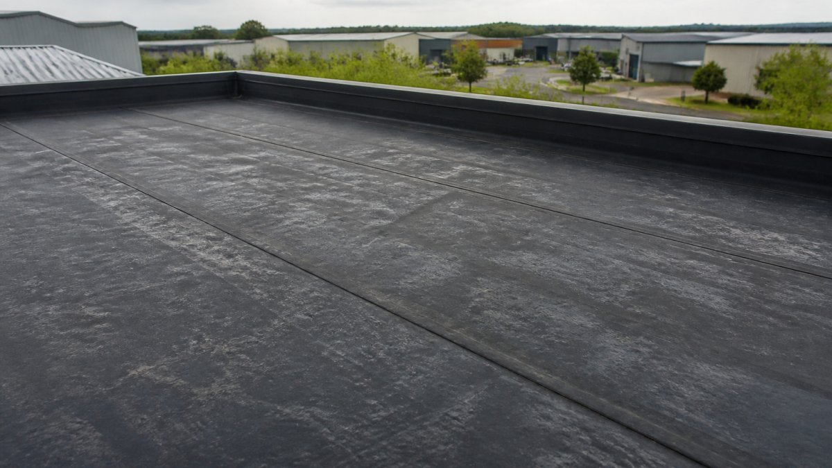 Infographic diagram illustrating the durability and seam installation process of EPDM rubber roofing membranes.