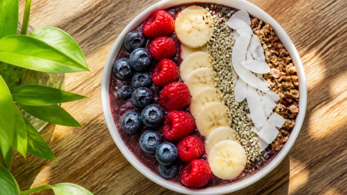 Infographic displaying healthy toppings for superfood bowls for energy, featuring blueberries, banana, and seeds.