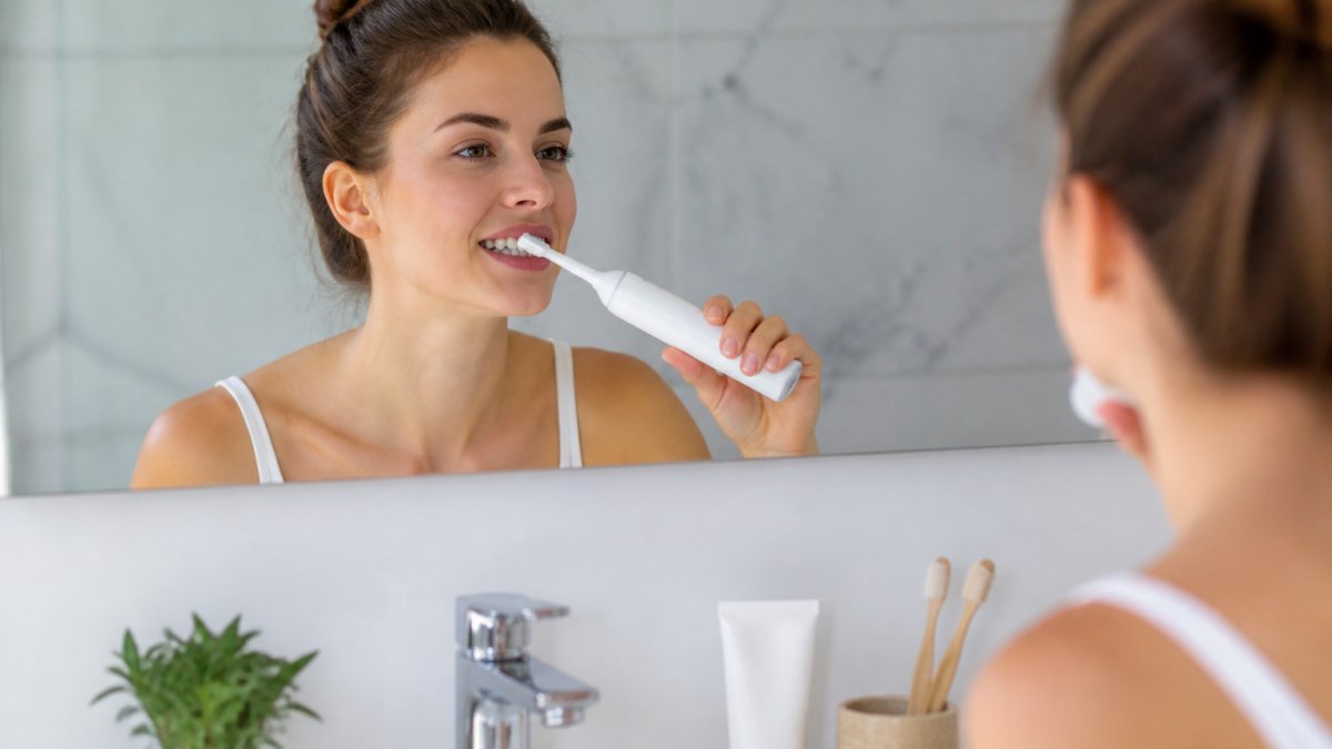 Diagram demonstrating the correct 45-degree angle for brushing along the gum line with an electric toothbrush.